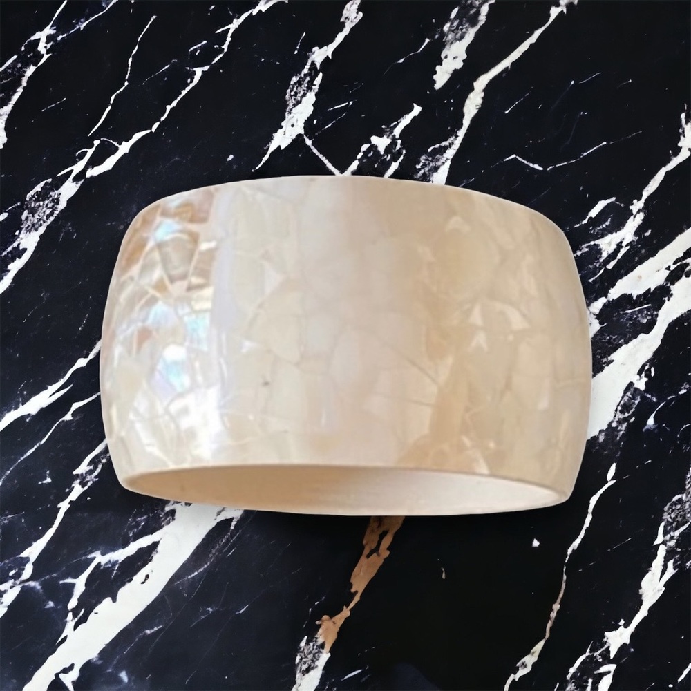 NWT Oyster Shell Bangle Bracelet
